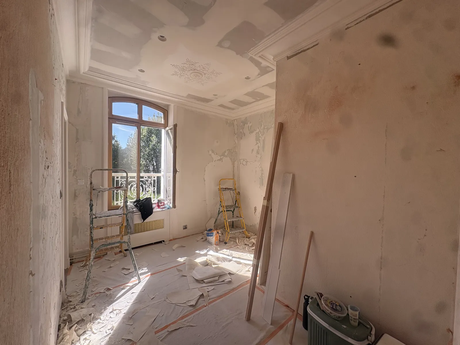 Chambre avant travaux de peinture, murs décapés