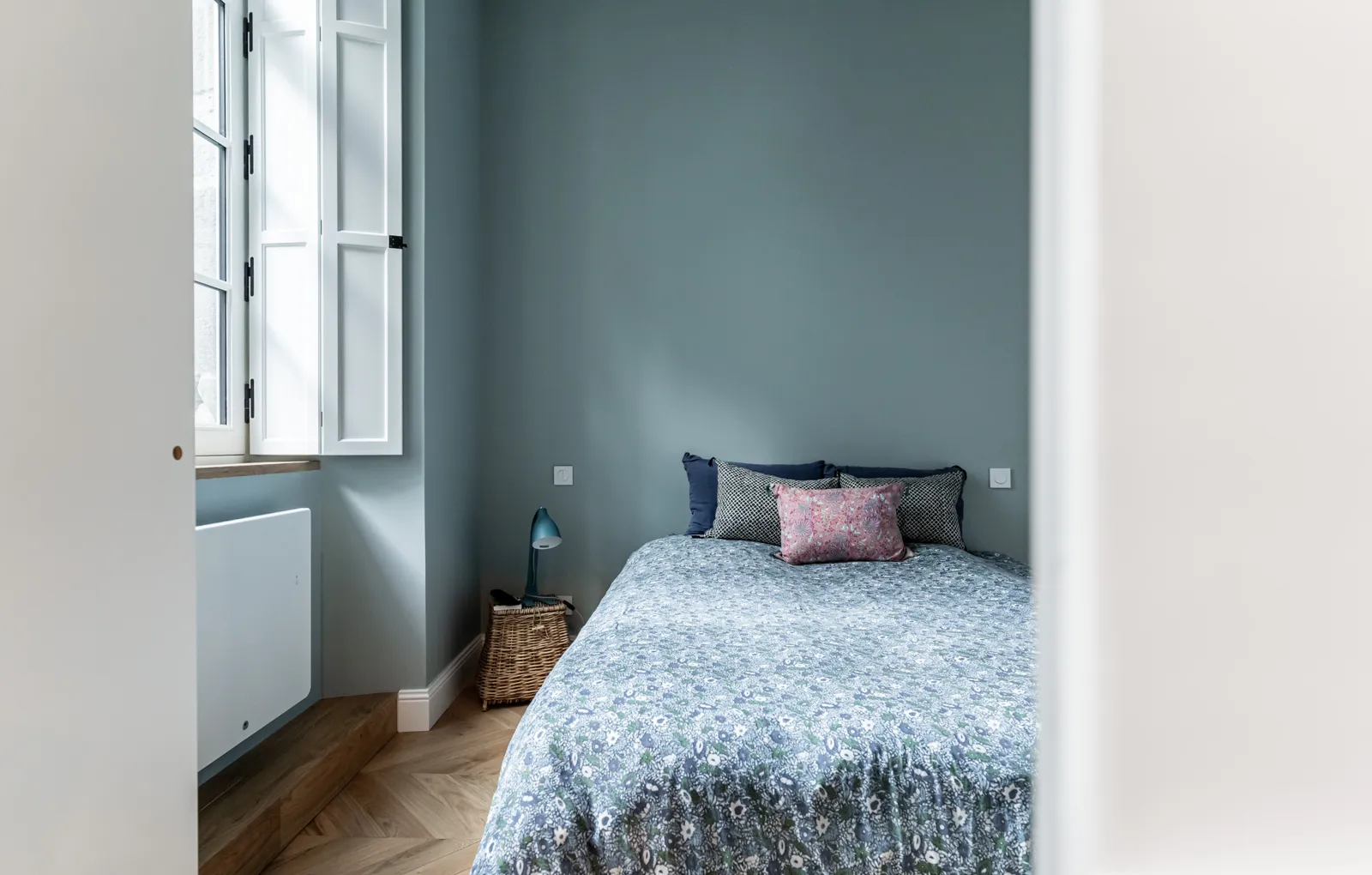 Appartement ancien, chambre bleu gris