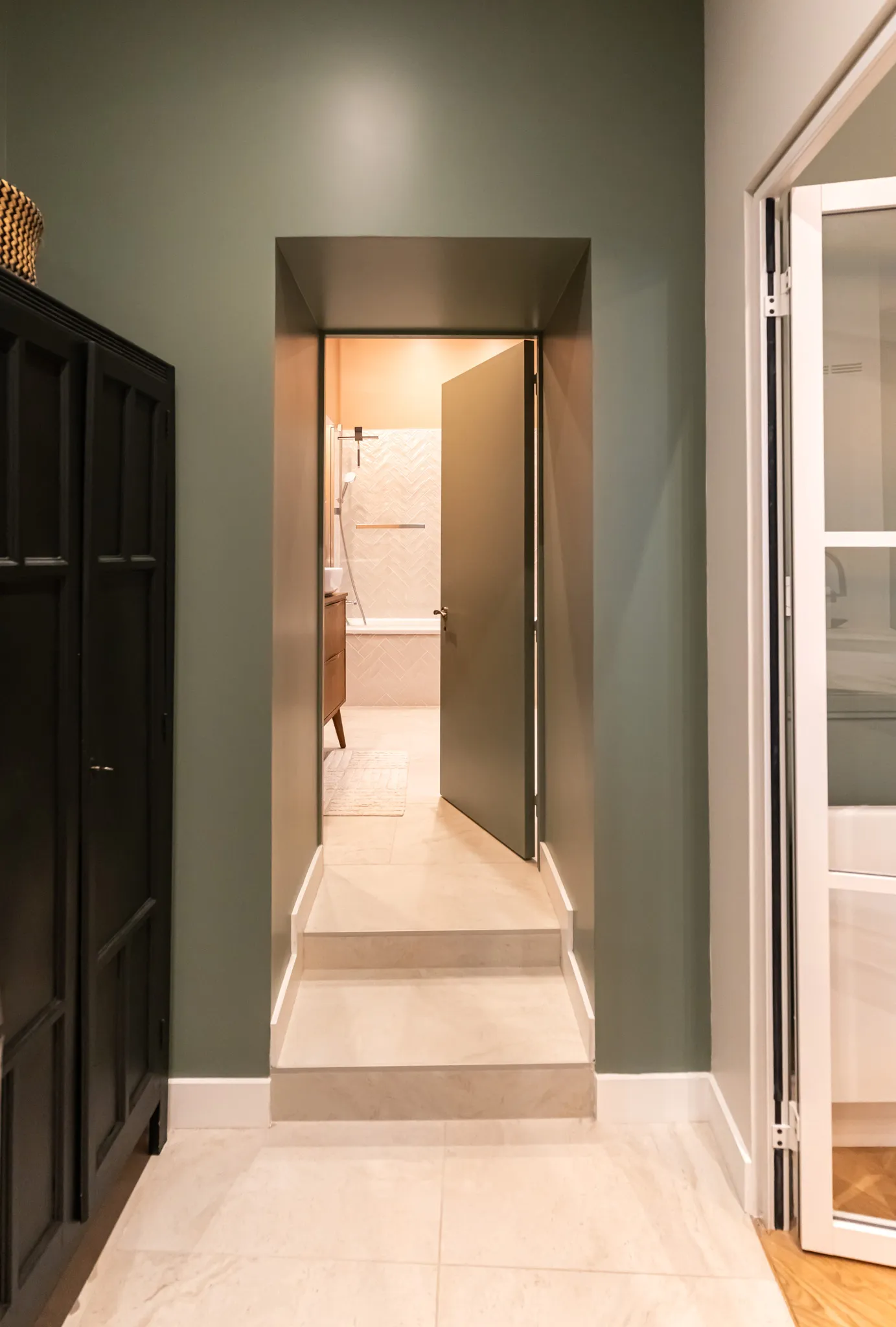 Appartement ancien, couloir vert profond