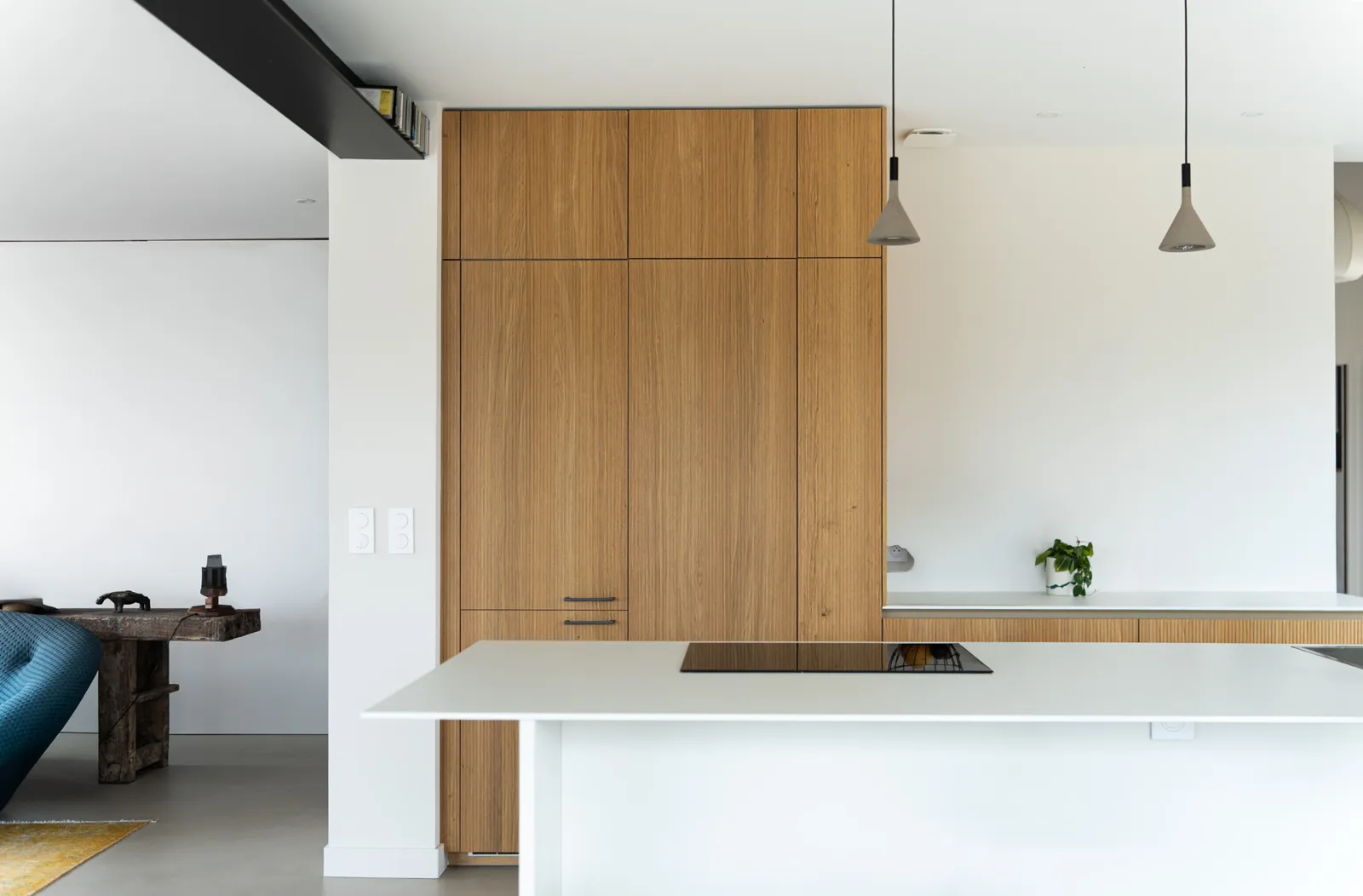 Cuisine contemporaine, façades en bois et îlot blanc