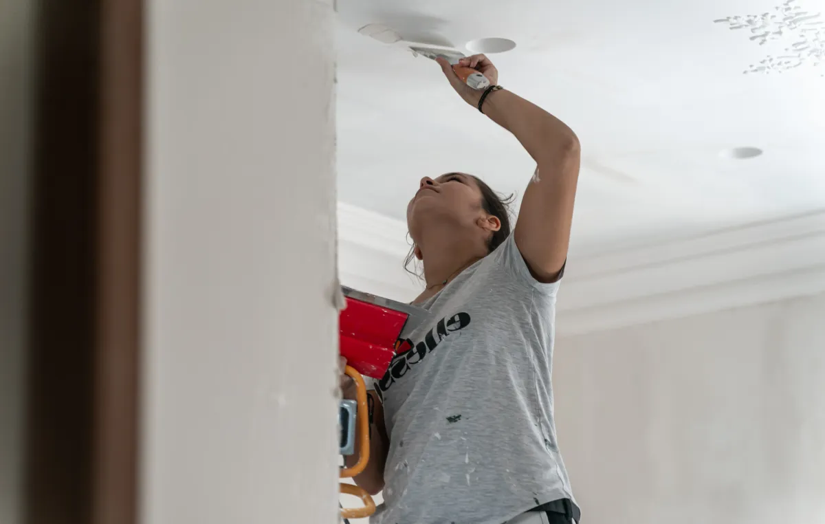 Peintre DEBAYS au plafond, sur escabeau